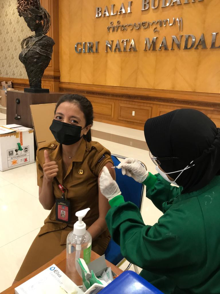 VAKSINASI COVID-19 TAHAP PERTAMA PEGAWAI DISDIKPORA BADUNG 10 MEI 2021